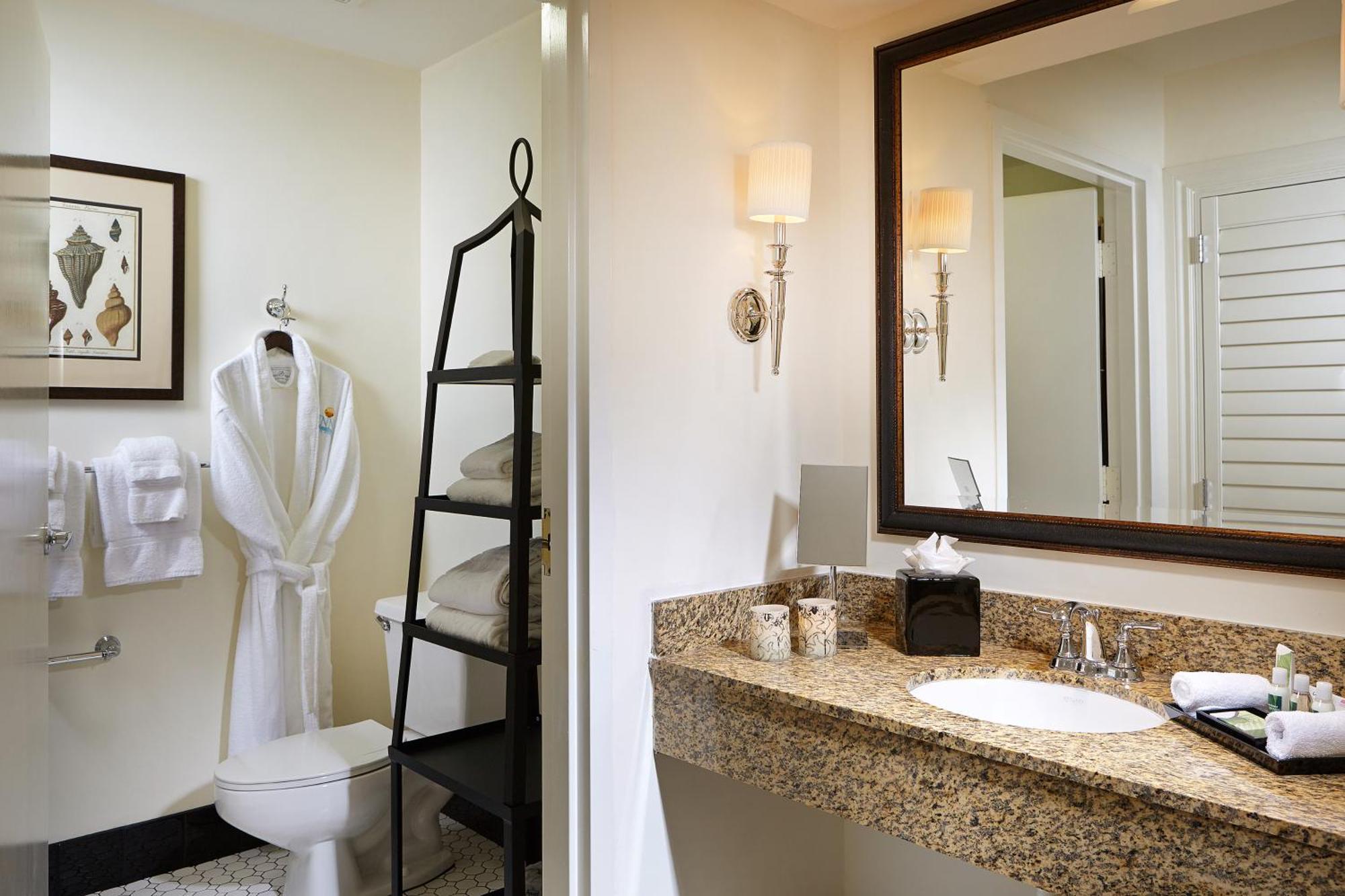 Deluxe King Room Lake View with Balcony,1385624177:JPEG